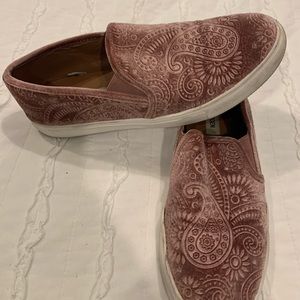 Steve Madden Pink Velvet sneakers